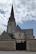Saint-Saturnin kilisesinin apsis ve çan kulesi.