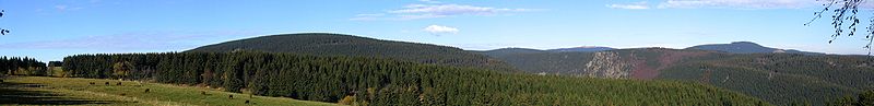 Kulisse für Episode 3 und 4, das Harzer Berg-Panorama, von links nach rechts: Rehberg, Achtermannshöhe, Brocken, Wurmberg