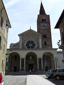 Acqui Terme-cathédrale facade1.jpg