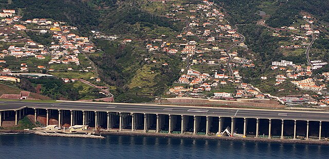 Vista de Água de Pena com o Aeroporto Internacional da Madeira em primeiro plano.