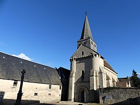 Le parvis et la façade occidentale de l'église.