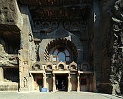 Ajantâ. Entrée de chaitya, caverne 9. Façade à décor de chaitya (ou kudu) avec balcon. Le motif de la fenêtre chaitya se répète dans les arcs au-dessus du linteau.