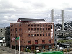 Foto eines fünfstöckigen Industriegebäudes aus Backstein.