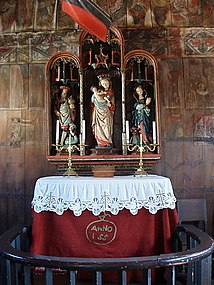 Altaret och altarskåpet i Grips stavkyrka.