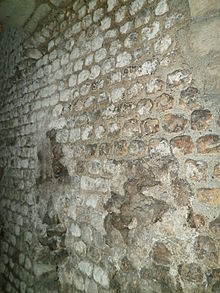 Amfitiyatronun ana vomitoriumunun iç batı duvarını gösteren fotoğraf. Orijinal duvar ile genişletilmiş bölüm arasındaki bağlantı, renk değişimiyle görülebilir.
