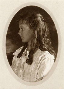 Anne Morrow Lindbergh portrait 1918.jpg