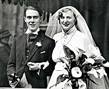 Lady Violet dan Anthony Powell pada hari pernikahan mereka pada tahun 1934.