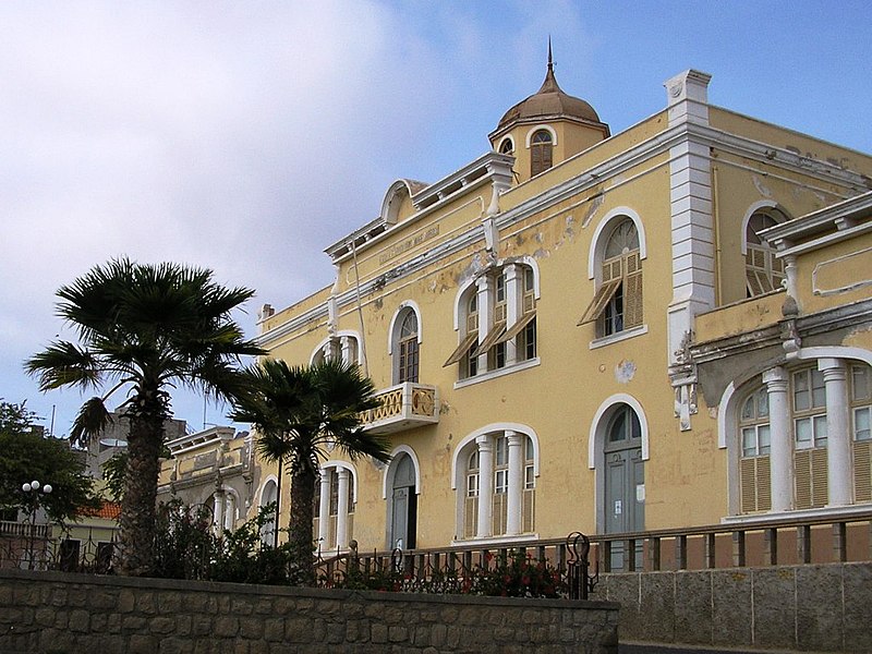 File:Antigo Liceu Gil Eanes (S Vicente, Cabo Verde).JPG