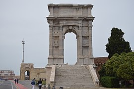 Arco di traiano 1.jpg