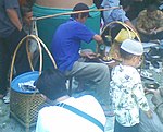 En indonesisk man som serverar tahu gejrot
