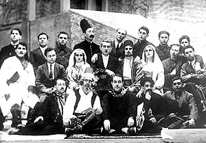Актёры оперы «Ашуг-Гариб» Зульфугара Гаджибекова вместе с дирижёром Муслимом Магомаевым (сидит в центре) и режиссёром Аббас-Мирзой Шарифзаде (стоит позади него). 1928 год