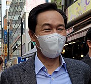 The head of the parliamentary special committee on the Itaewon crowd, Woo Sang-ho At Namdaemun Market in Jung-gu, Seoul on the morning of 23rd Woo Sang-ho are Taking commemorative photos (3) (cropped).jpg