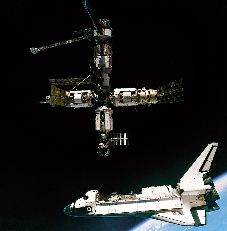 Atlantis lascia la stazione spaziale Mir