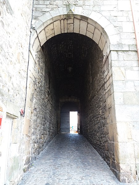 File:Aubenas - Château - Passage de la tour.jpg