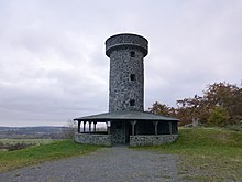 August-Franke-Turm; rechts hinter dem Turm der felsige Gipfel des Knüllköpfchens und ein historischer Vermessungspunkt