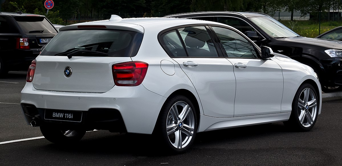 File:BMW 116i M-Sportpaket (F20) – Heckansicht, 24. Juni 2012,  Düsseldorf.jpg - Wikimedia Commons