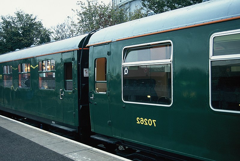 File:BR SR Thumper 4L 203001 and 6L1001 DEMUs - Uckfield Line 27.JPG