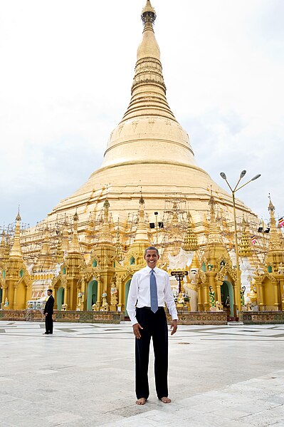 File:Barack Obama poses in front of Shwedagon Pagoda.jpg