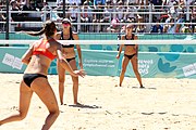 Deutsch: Beachvolleyball bei den Olympischen Jugendspielen 2018; Tag 9, 15. Oktober 2018; Mädchen, Viertelfinale: USA-Spanien 2–1 (21–19/17–21/15–9) English: Beach volleyball at the 2018 Summer Youth Olympics at 15 October 2018 – Girls Quarterfinals: USA-Spain 2–1 (21–19/17–21/15–9)