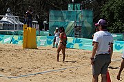 Deutsch: Beachvolleyball bei den Olympischen Jugendspielen 2018; Tag 8, 14. Oktober 2018; Mädchen, Achtelfinale – USA-Peru 2:0 (21–19/21–12) English: Beach volleyball at the 2018 Summer Youth Olympics at 14 October 2018 – Girls Round of 16 – USA-Peru 2:0 (21–19/21–12)