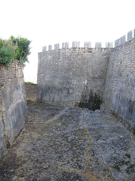 File:Beynac-et-Cazenac - Les douves du château.jpg