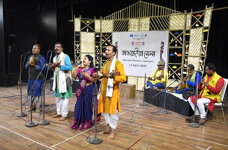 File:Bhawaiya performance in Bhawaiya Mela held at Rabindra Bhawan, Jalpaiguri.jpg