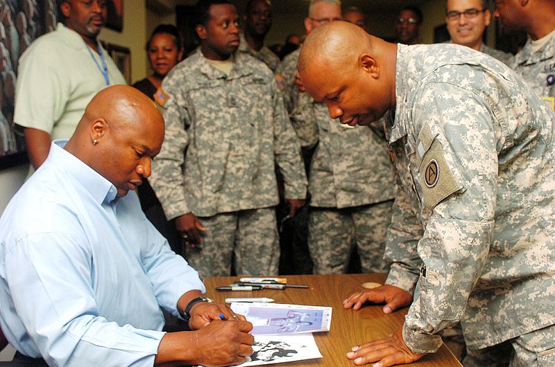 File:Bo Jackson Picture Autograph at Third US Army Sept 12, 2007.jpg