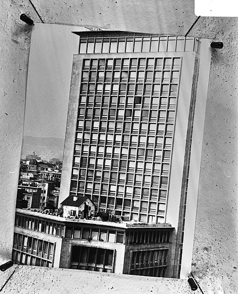 File:Boerderij op dak van gebouw in Barcelona voor filmopnamen, Bestanddeelnr 926-7564.jpg
