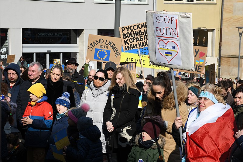 File:Brno-Dominikánské-nám-protest-proti-válce-na-Ukrajině2022s.jpg