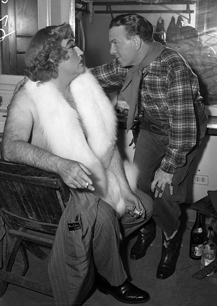 George Burns (à droite) et Broderick Crawford, travesti, dans les coulisses des Friars Frolics à Los Angeles en 1950.