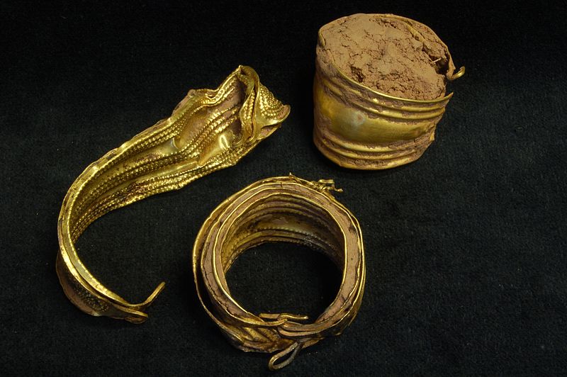File:Bronze Age gold bracelet hoard (FindID 627280).jpg