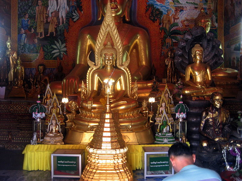 File:Buddhas at Wat Doi Suthep.jpg