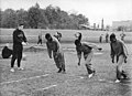 Ghanaische Studenten der DHfK in Leipzig mit Trainerassistent Wilhelm Erdmann bei Startübungen, Oktober 1960