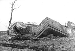 Rovine del bunker dopo la demolizione nel 1947.