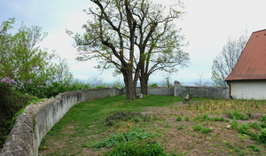 Castelul Riegel, în dreapta Michaelskapelle