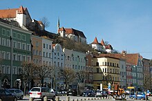 Der Stadtplatz von Burghausen, Westseite, im Hintergrund Teile der Burg (2009)