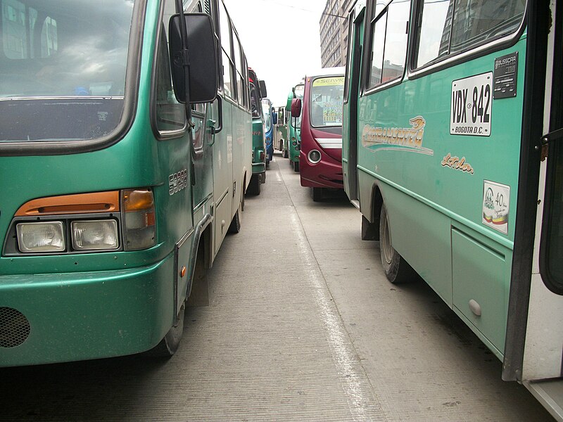 File:Busetas en Bogotá.jpg