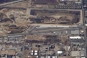 CCB CABLE AIRPORT FROM FLIGHT LAS-LAX N516NK A319 (10363741725) (2).jpg