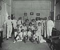 COLLECTIE TROPENMUSEUM Groepsportret met de leden van de kegelclub in Palembang TMnr 60023568.jpg