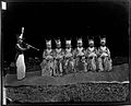 Muzyk i grupa tancerek sułtana Ternate