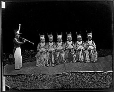 COLLECTIE TROPENMUSEUM Portret van een groep danseressen en een muzikant aan het hof van de Sultan van Ternate TMnr 60003175.jpg