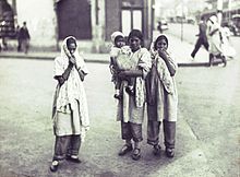 COLLECTIE TROPENMUSEUM Straatgezicht met vrouwen en kind van Brits-Indische afkomst TMnr 10004271.jpg