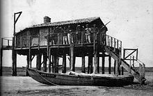 Cabane tchanquées mit einer Pinasse, einem typischen Fischerboot aus dem Bassin d’Arcachon