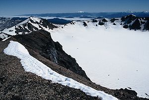 Vista desde la cumbre de Puyehue en su cráter. En el fondo se puede apreciar la depresión que ocupa el lago Ranco así como los volcanes Mocho-Choshuenco y Lanín.
