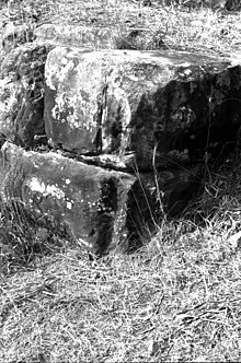 Double feuillure à l'angle d'une tour du mur Nord de l'acropole.