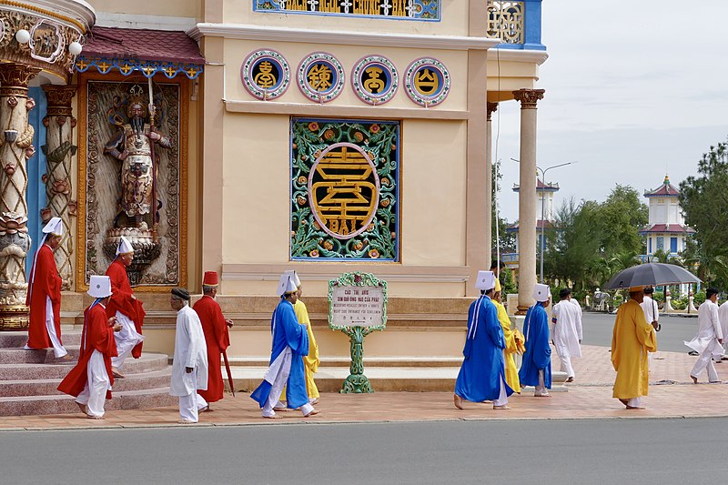 File:Cao Dai Temple (45126511155).jpg