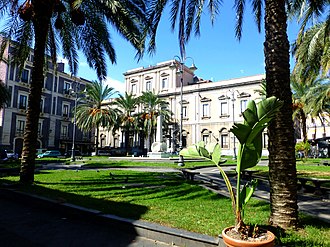 View of the Convitto Cutelli from across the piazza Catania - Piazza Cutelli - panoramio.jpg