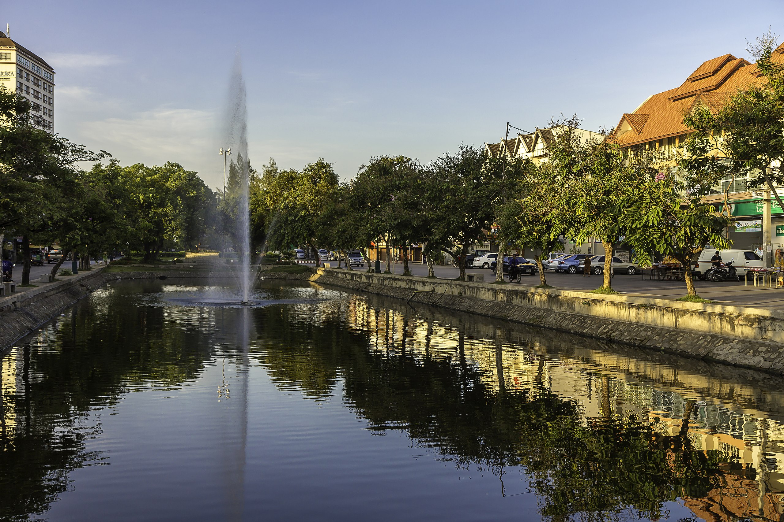 2560px-Chiang_Mai_-_Chiang_Mai_Moat_-_00