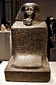 Una estàtua de Senenmut amb el cap de la filla d'Hatshepsut, Neferure, que apareix sota d'ell. Resideix al Museu Egipci de Berlín.