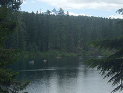 Washington Dağı ile Clear Lake.jpg